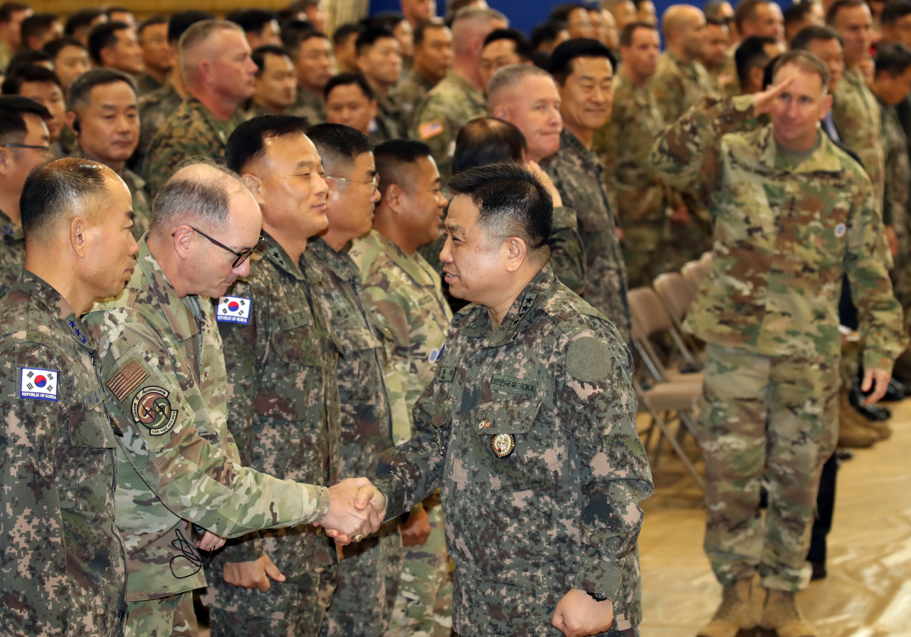박한기 합참의장이 지난 7일 서울 용산 미군기지에서 열린 한미연합사 창설 41주년 기념식에 참석하고 있다.[연합]