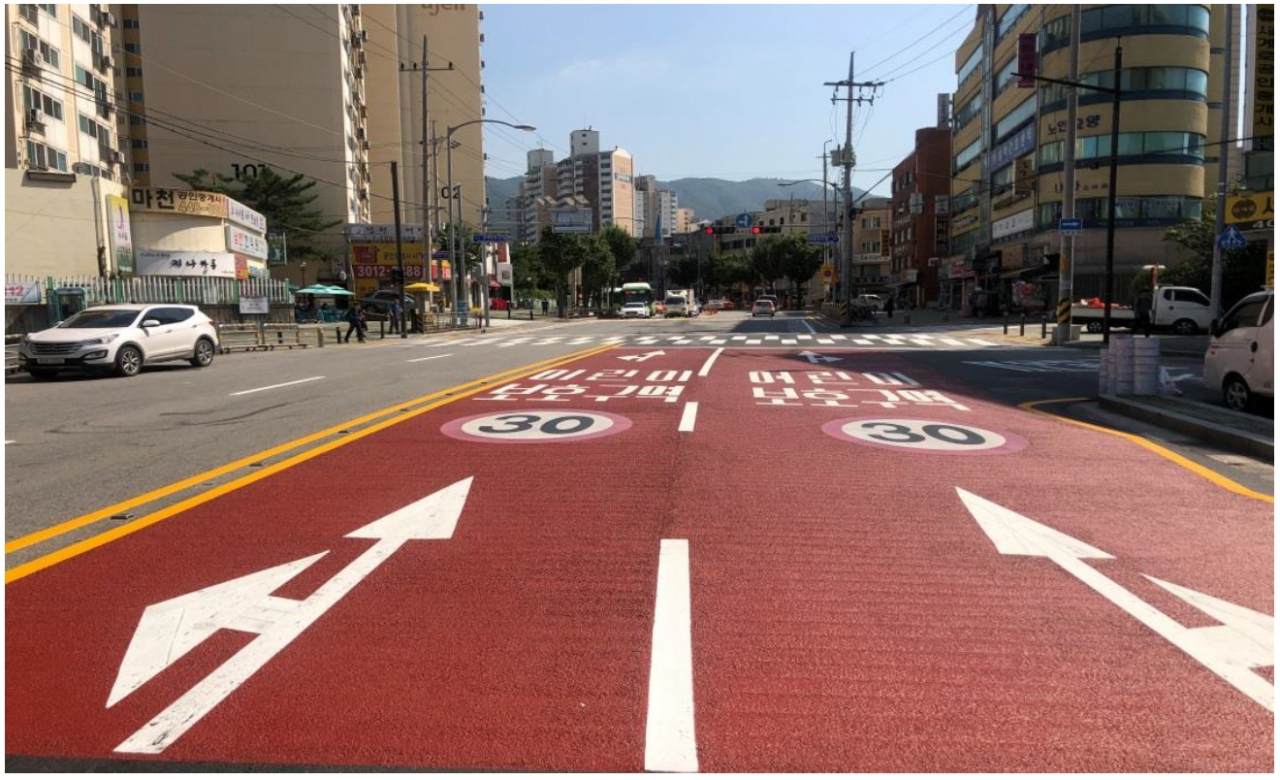 ‘고휘도 비드 사용 노면표시’ 교체 후 모습. [송파구 제공]