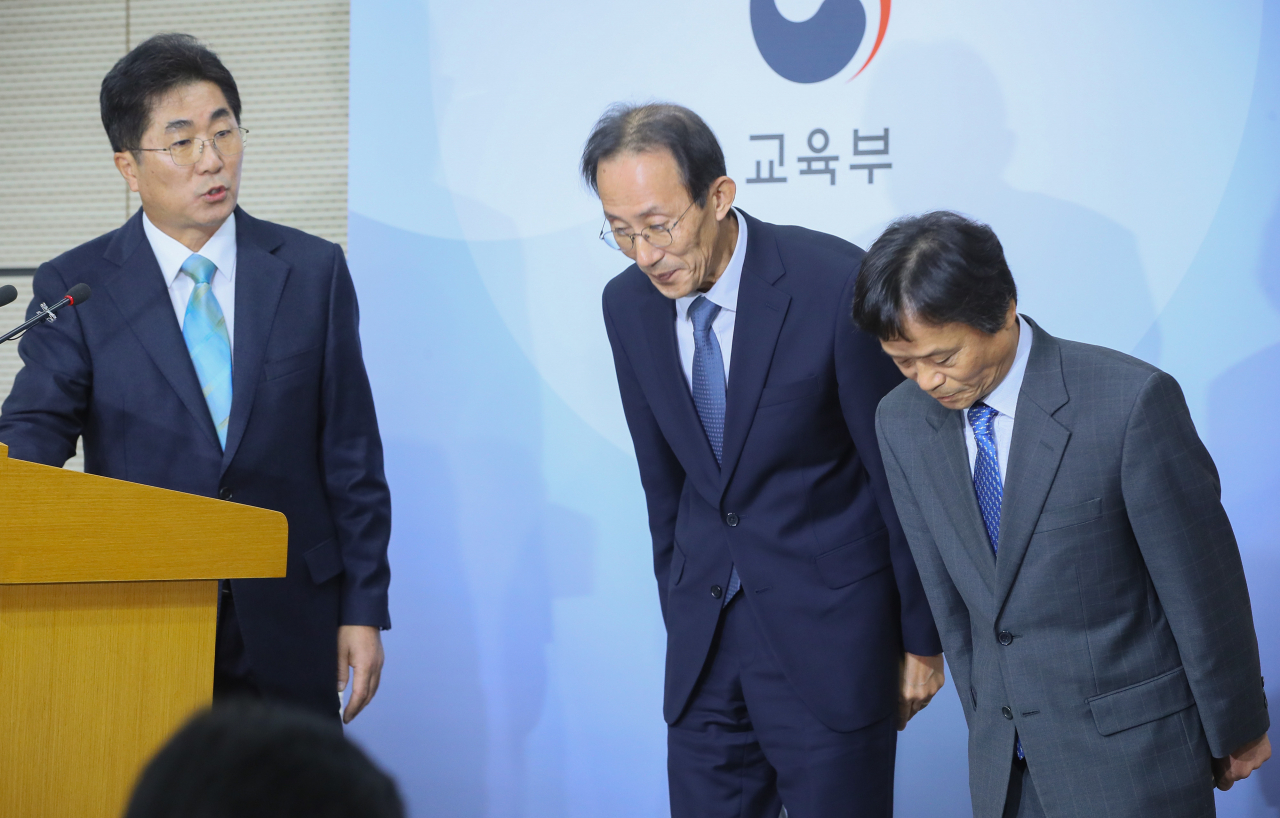 2020학년도 대입수학능력시험일인 14일 세종시 정부세종청사 교육부에서 성기선 한국교육과정평가원장(왼쪽부터), 심봉섭 출제위원장, 노경주 검토위원장이 출제방향에 관해 발표하며 인사하고 있다. [연합]