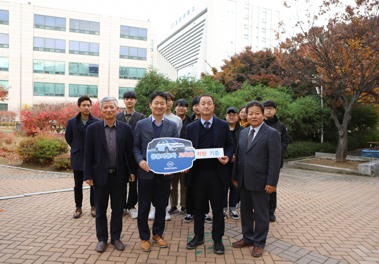 지난 12일 가천대학교에서 진행된 쌍용자동차 교보재 전달식에서 가천대학교 기계공학과 최회명 학과장(왼쪽 두 번째), 쌍용자동차 정비연수원 이창열 원장(왼쪽 세 번째) 등이 기념촬영을 하고 있다. [쌍용차 제공]