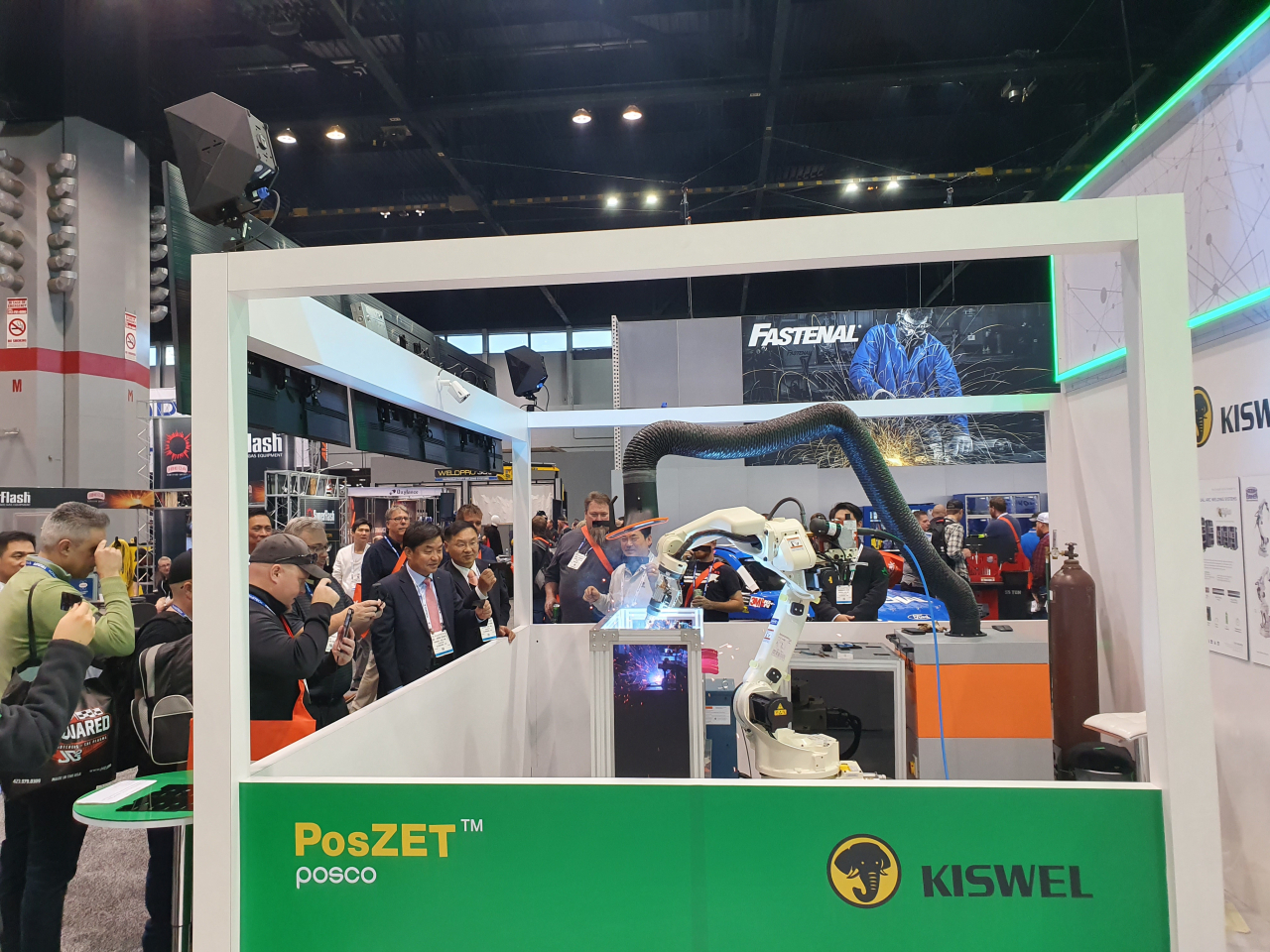 지난 11~14일(현지시각) 미국 시카코에서 열린 북미 국제가공용접전시회(FABTECH 2019)에서 포스코와 고려용접봉(KISWEL)이 공동개발한 자동차용 초고강도 도금강판 용접솔루션인 '포스젯(PosZETTM) 시연회'가 열리고 있다. [포스코 제공]
