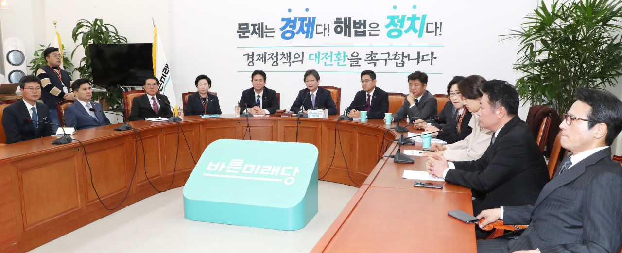바른미래당 비당권파 모임인 ‘변화와 혁신을 위한 비상행동’(변혁) 대표인 유승민 의원(왼쪽 여섯번째)이 14일 오전 국회에서 열린 비상회의에서 발언하고 있다. [연합]