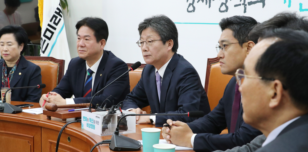 바른미래당 비당권파 모임인 '변화와 혁신을 위한 비상행동'(변혁) 대표인 유승민 의원(가운데)이 14일 오전 국회에서 열린 비상회의에서 발언하고 있다. [연합]