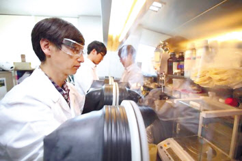 강영구 화학연 박사가 리튬공기전지 제조를 위한 실험을 수행하고 있다. [한국화학연구원 제공]