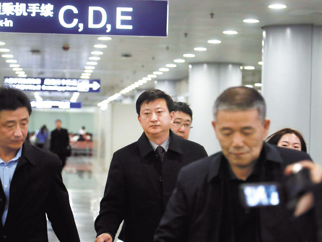 러시아 모스크바에서 열린 비확산회의에 참석했던 조철수 북한 외무성 미국 국장이 지난 12일 귀국길에 오르고 있다. 조 국장과 일행이 베이징발 평양행 고려항공 JS152편을 타기 위해 탑승구로 가고 있다. [연합]