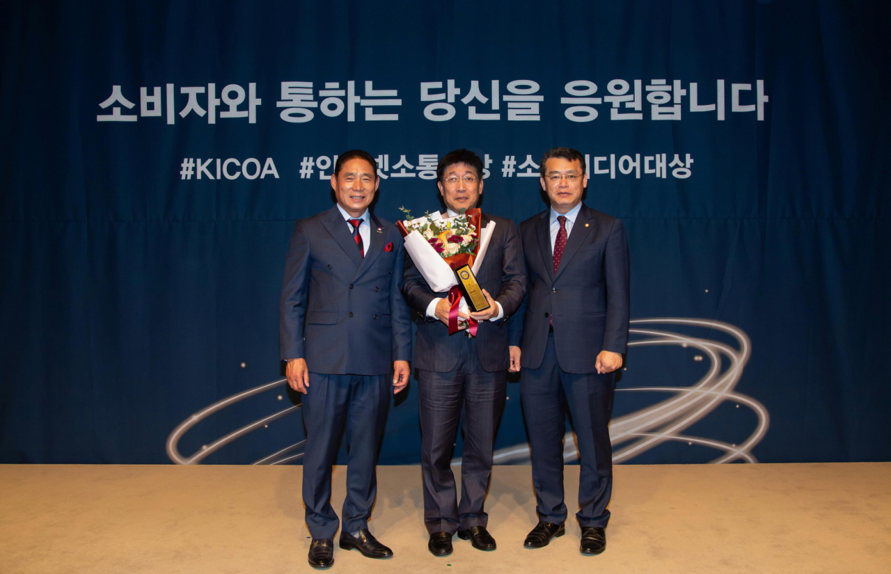 국제특송기업 DHL코리아가 ‘제12회 대한민국 소셜미디어 대상’에서 운송·물류부문 6년 연속 대상을 수상했다. 왼쪽부터 방재홍 소통어워드위원회 위원장, DHL코리아 박동준 커머셜 본부장, 임재훈 국회의원. [DHL코리아 제공]
