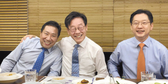 양정철 민주연구원장(왼쪽부터), 이재명 경기지사, 김경수 경남지사가 지난달 28일 경기도 수원에서 만나 저녁 식사를 함께 하고 있다. [연합]