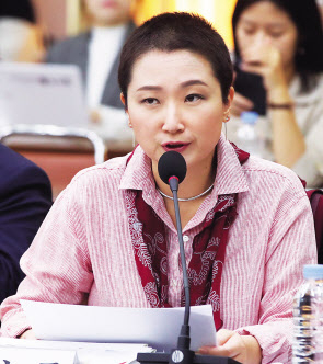 지난달 18일 경기도청에서 열린 국회 행정안전위원회의 경기도에 대한 국정감사에서 이언주 무소속 의원이 질의하고 있다. [연합]