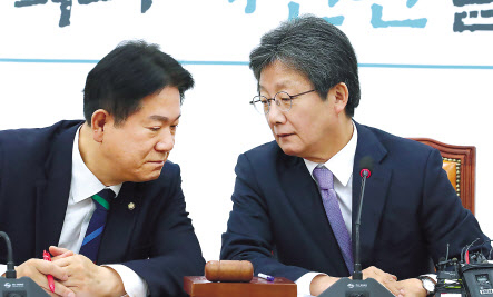 바른미래당 비당권파 모임인 ‘변화와 혁신을 위한 비상행동’(변혁) 대표인 유승민 의원(오른쪽)과 이동섭 의원이 14일 오전 국회에서 열린 비상회의에서 대화하고 있다. [연합]
