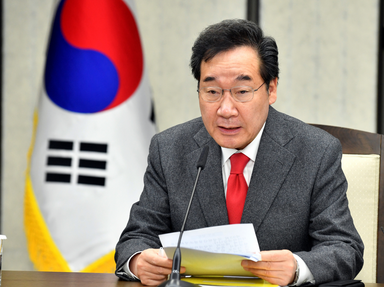 이낙연 국무총리가 14일 세종시 정부세종청사에서 열린 국정현안점검조정회의에서 모두발언하고 있다. ［연합］