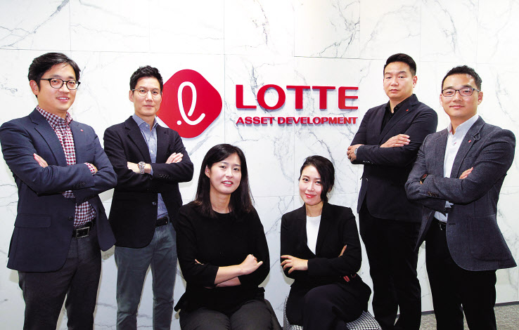 롯데자산개발 디자인팀. 왼쪽부터 김준영 책임, 이인재 책임, 김선주 대리, 염태연 책임, 주익환 팀장, 조민상 책임.