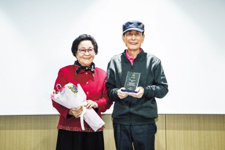 맥도날드는 최고령 시니어 크루인 임갑지님을 위한 특별한 은퇴식을 진행했다고 13일 밝혔다. 은퇴식에 참석한 임갑지 크루(오른쪽)와 아내 최정례 여사의 모습. [한국맥도날드 제공]