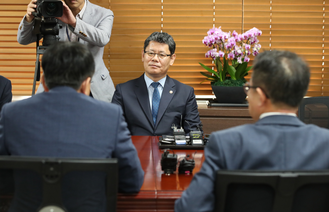 김연철 통일장관은 14일 오후 정부서울청사에서 현정은 현대그룹 회장을 만나 북한의 금강산 남측 시설 철거 요구와 관련한 의견을 교환할 예정이다. 앞서 김 장관은 지난달 31일 배국환 현대아산 사장과 안영배 한국관광공사 사장을 만나 금강산관광 문제에 대해 협의했다. [연합]