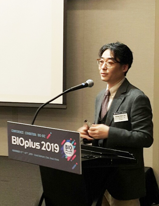 한국바이오협회(회장 서정선)의 이사장을 맡고 있는 한미사이언스 임종윤 대표가 ‘2019 바이오플러스’ 웰컴 리셉션 강연을 통해 오픈이노베이션은 서바이벌 전략임을 강조하고 있다.