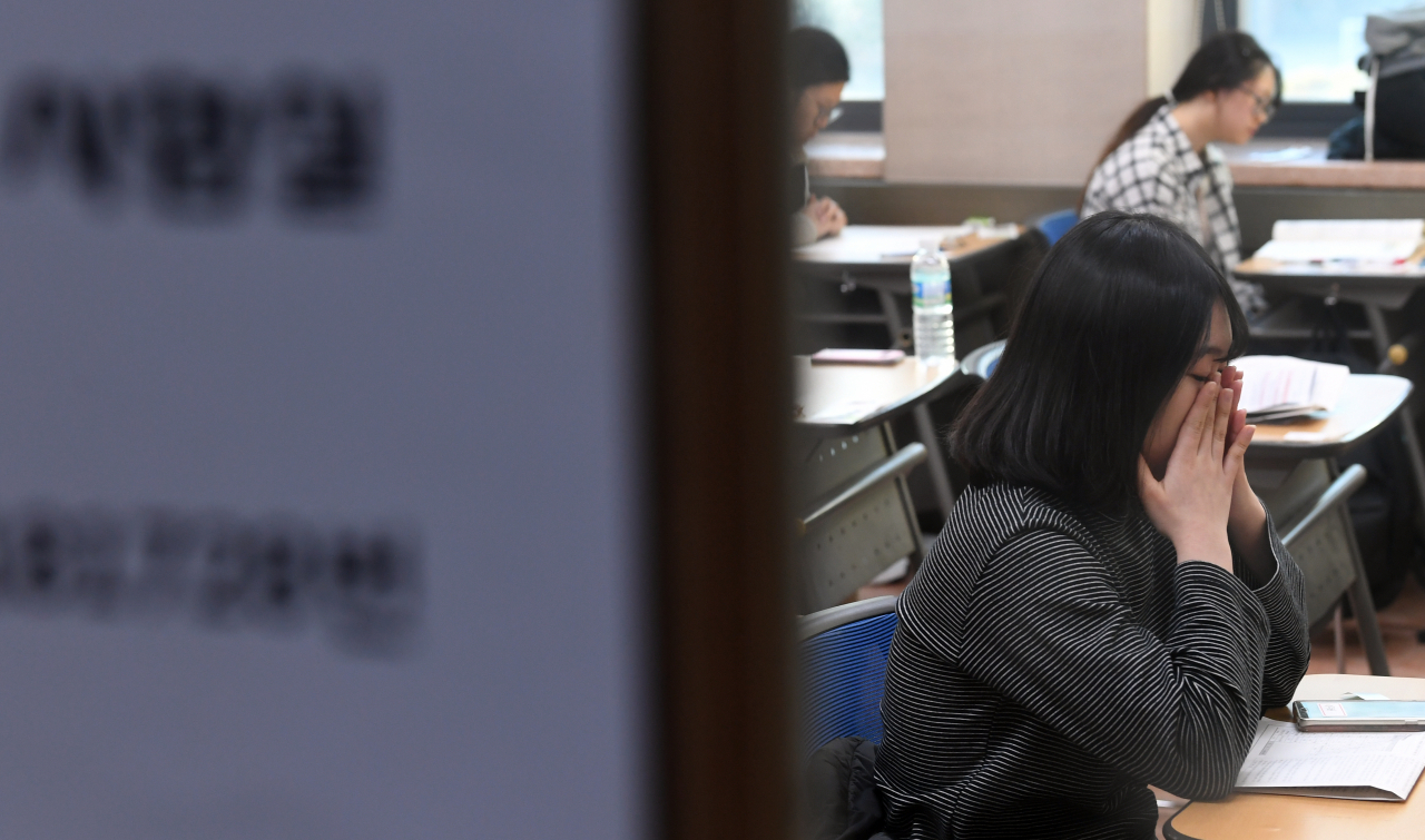 2020년도 대학수학능력시험일인 14일 오전 서울 중구 이화여자외국어고등학교 내 고사장에 입실한 한 수험생이 시험을 준비하고 있다. [사진=연합뉴스]