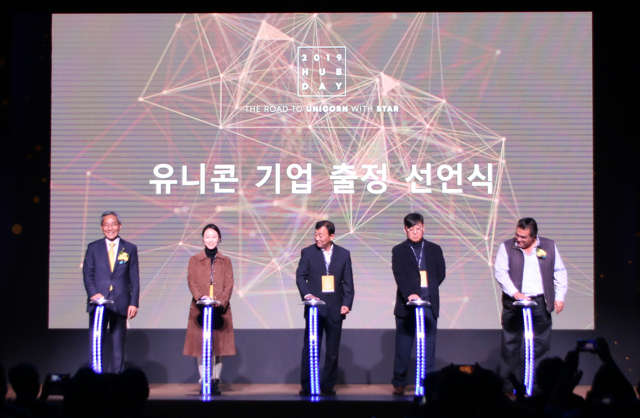 13일 여의도 The-K타워에서 열린 ‘2019 HUB Day’에서 (왼쪽부터) 윤종규 KB금융그룹 회장, 이혜민 핀다 대표, 정부석 EYL 대표, 최현길 메인라인 대표, Saeed Amidi PNP CEO가 함께 미래 유니콘 기업 출정 선언을 하고 있다.