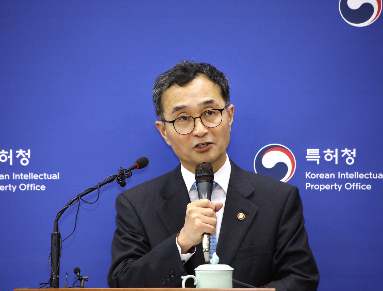 박원주 특허창장이 14일 대전정부 청사 기자실에서 ‘지식재산 기반의 기술자립 및 산업경쟁력 강화 대책’을 발표하고 있다.