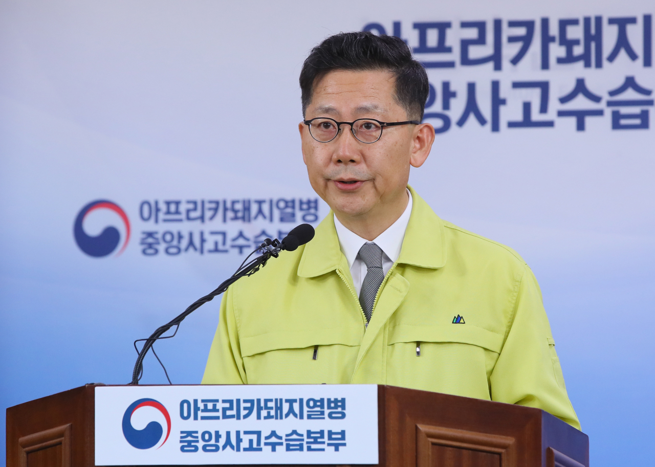 김현수 농림축산식품부 장관이 14일 세종시 정부세종청사 농림축산식품부에서 아프리카돼지열병 확산방지를 위해 살처분된 돼지들의 경기 연천군 매몰지 침출수와 관련해 현장 방문 결과를 설명하고 있다. ［연합］