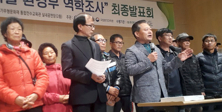 최재철 장점마을 주민대책위원장이 14일 전북 익산 국가무형문화재 통합전수교육관에서 열린 ‘장점마을 주민건강 영향조사 최종발표회’에서 주민 입장을 밝히고 있는 모습. [연합]