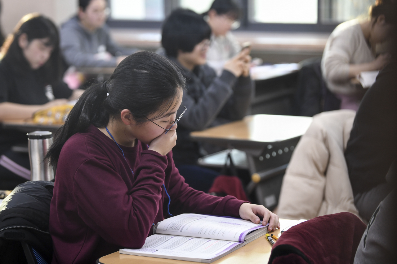14일 ‘2020학년도 대학수학능력시험’이 치러진 서울 이화여자외국어고에서 시험 전 한 수험생이 마지막 점검을 하고 있다. [연합]