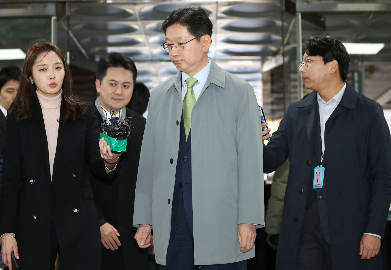 김경수 경남지사가 14일 오후 서울 서초구 서울고등법원에서 열린 항소심 공판에 출석해 취재진 질문에 답변을 마친 뒤 법정으로 향하고 있다. 연합뉴스