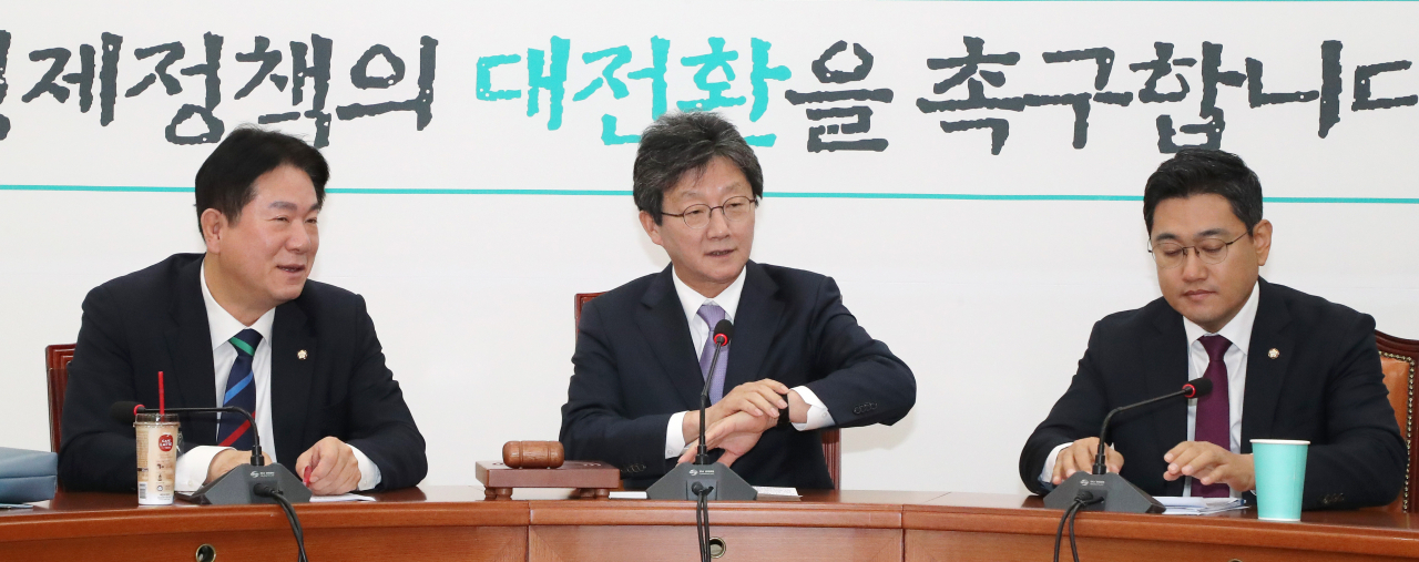 바른미래당 비당권파 모임인 '변화와 혁신을 위한 비상행동'(변혁) 전 대표인 유승민 의원(가운데)이 14일 오전 국회에서 열린 비상회의에서 시간을 확인하고 있다. [연합]
