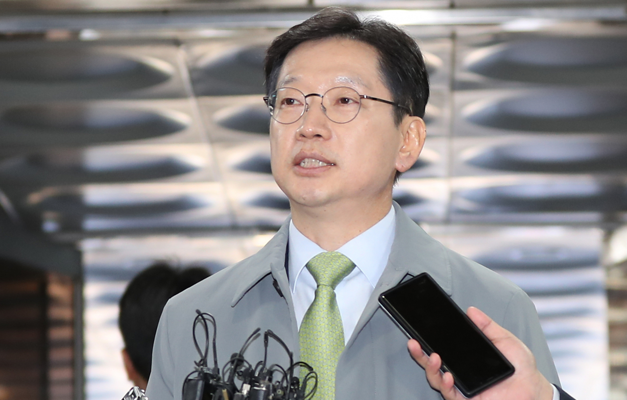 김경수 경남지사가 14일 오후 서울 서초구 서울고등법원에서 열린 항소심 공판에 출석해 법정으로 향하기 전 취재진 질문에 답하고 있다. [연합]