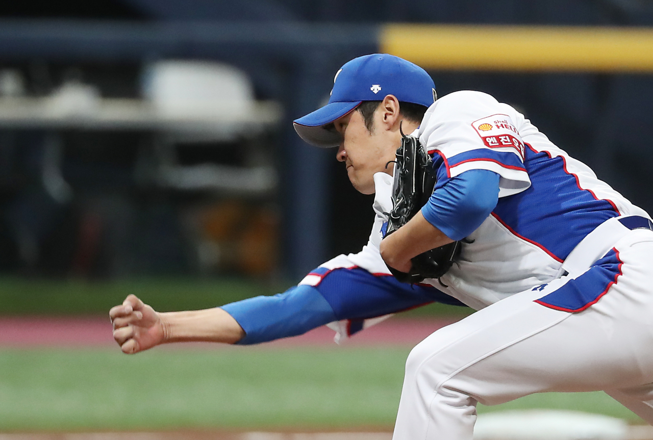 8일 고척스카이돔에서 열린 2019 WBSC 프리미어12 예선라운드 C조 한국과 쿠바의 경기. 한국 선발 박종훈이 역투하고 있다. [연합]