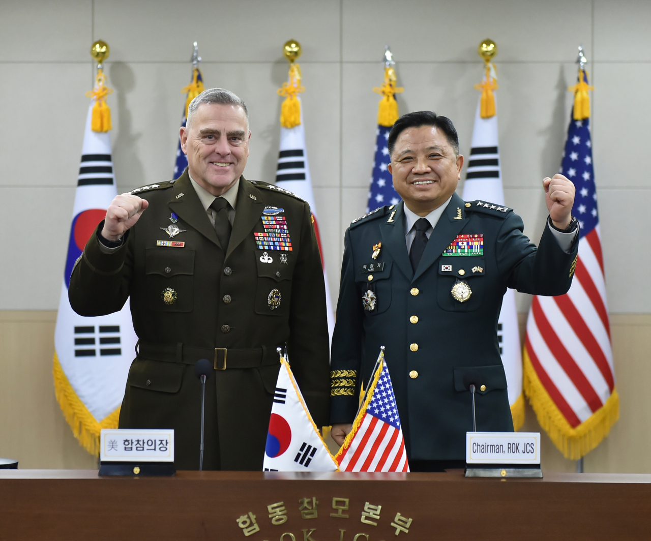한국과 미국 합참의장이 14일 서울 합참 청사에서 만나 한미 군사위원회 회의를 주관했다.[사진=합참]