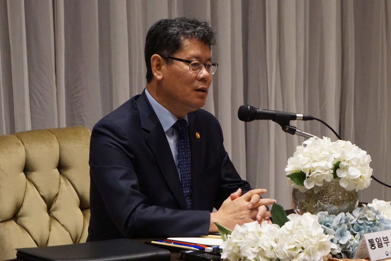 김연철 통일부장관은 13일 경기도 강화에서 가진 기자간담회에서 남북이 금강산문제를 둘러싸고 여러 차원의 논의를 하고 있지만 여전히 차이가 있는 국면이라고 밝혔다. [통일부 제공]