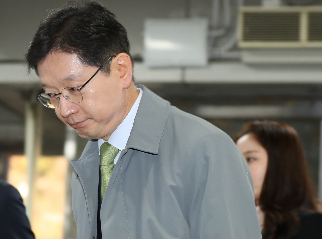 김경수 경남지사가 지난달 14일 오후 서울 서초구 서울고등법원에서 열린 항소심 공판에 출석해 취재진 질문에 답변을 마친 뒤 법정으로 향하고 있다. [연합]
