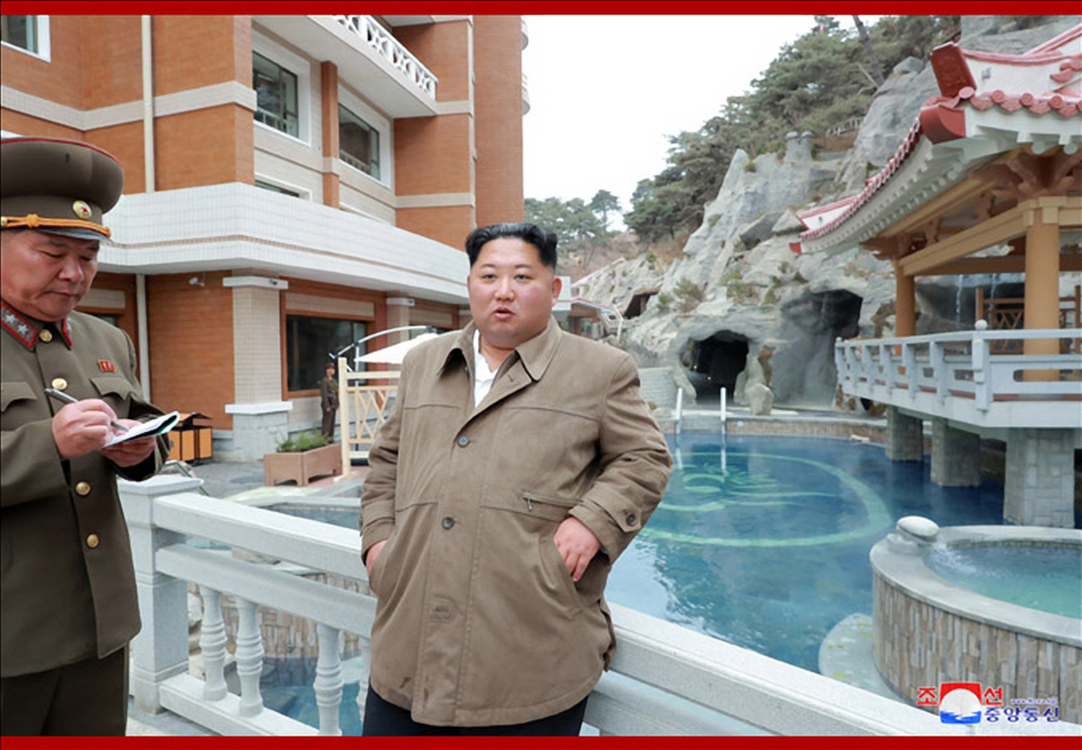 김정은 북한 국무위원장이 완공을 앞둔 평안남도 양덕군 온천관광지구 건설장을 현지지도했다고 조선중앙통신이 15일 보도했다. 조선중앙통신 홈페이지에 공개된 사진에서 김 위원장 옆으로 그의 말을 수첩에 받아적는 간부의 모습도 보인다. [연합]