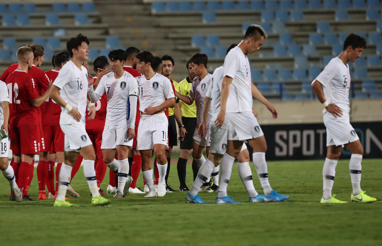 14일(한국시간) 레바논 베이루트의 스포츠시티 스타디움에서 열린 2022 카타르 월드컵 아시아지역 2차 예선 H조 4차전 한국 대 레바논 경기에서 축구대표팀 선수들이 무승부로 경기를 종료한 뒤 아쉬워하고 있다. 연합뉴스