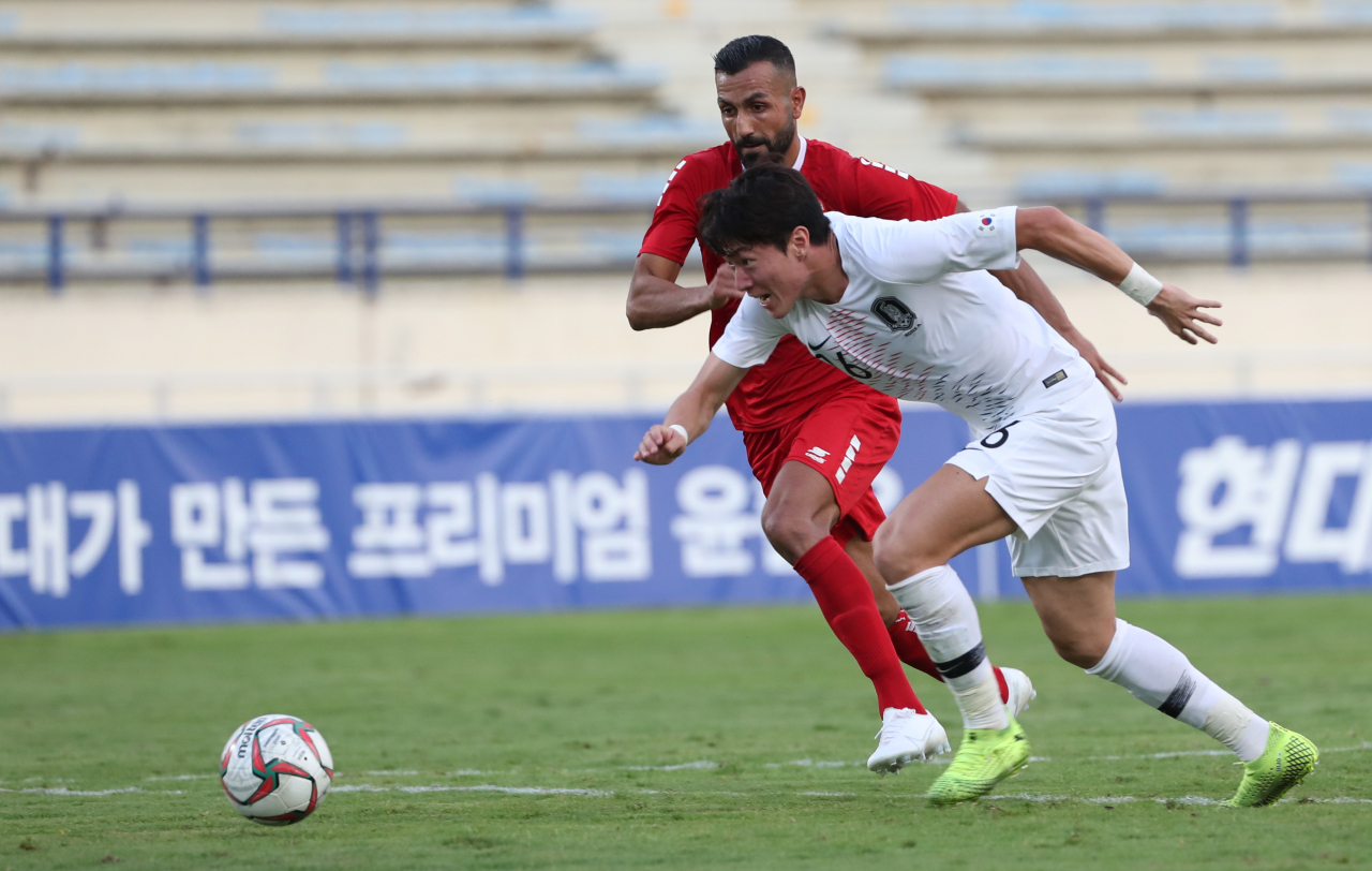 14일(한국시간) 레바논 베이루트의 스포츠시티 스타디움에서 열린 2022 카타르 월드컵 아시아지역 2차 예선 H조 4차전 한국 대 레바논 경기에서 황의조가 골문을 향해 달려가고 있다. 연합뉴스