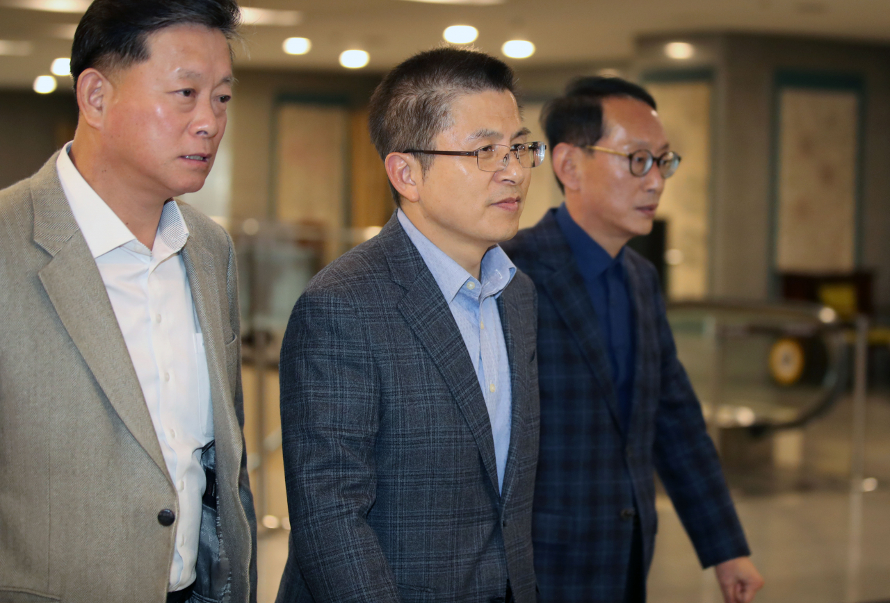 황교안 자유한국당 대표가 14일 오후 서울 영등포구 여의도의 한 음식점에서 영남권 중진의원들과 오찬을 위해 이동하고 있다. [연합]