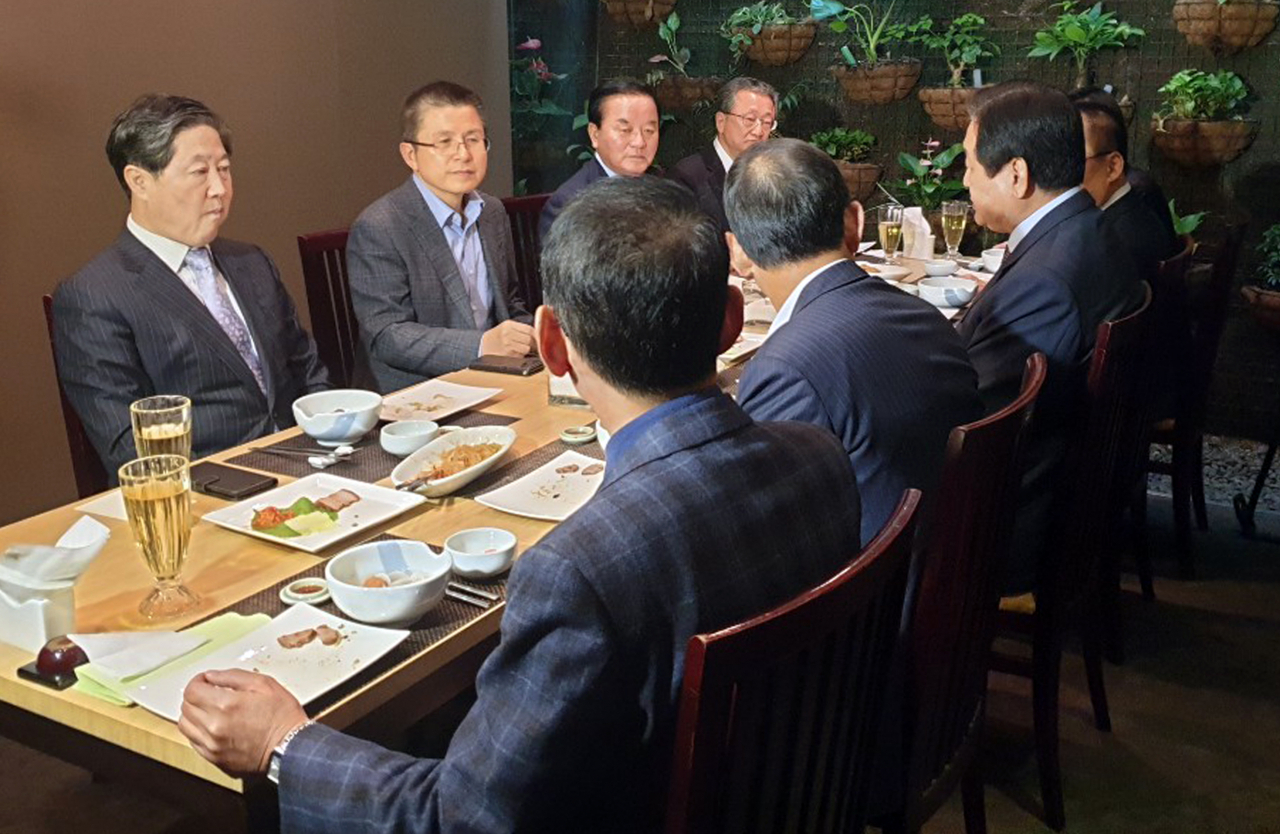 황교안 자유한국당 대표가 14일 여의도의 한 음식점에서 영남권 중진의원들과 오찬을 하고 있다. [연합]