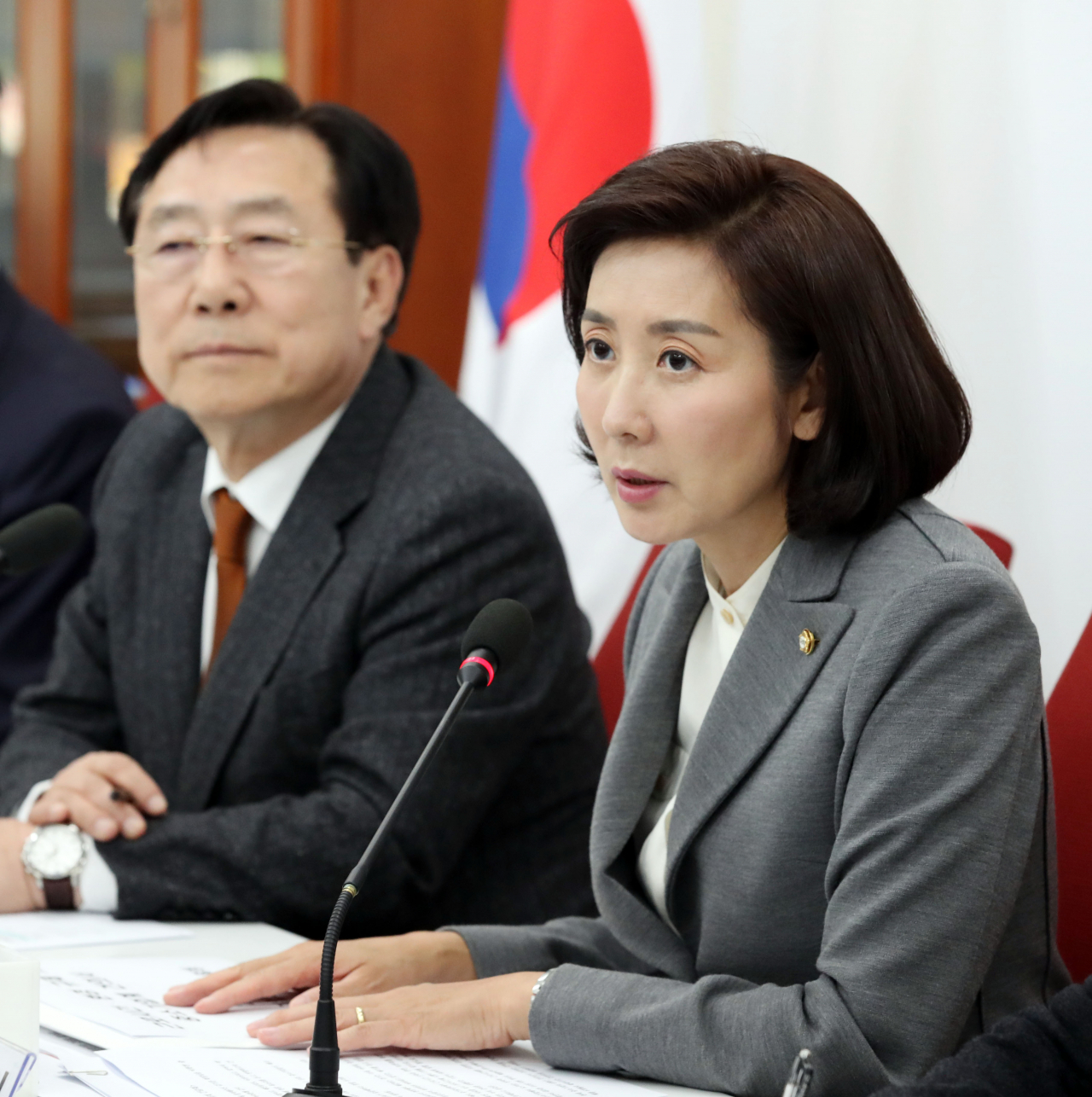 나경원 자유한국당 원내대표가 14일 오후 국회에서 열린 중소기업단체협의회 간담회에서 발언하고 있다. 왼쪽은 김기문 중소기업중앙회 회장. [연합]