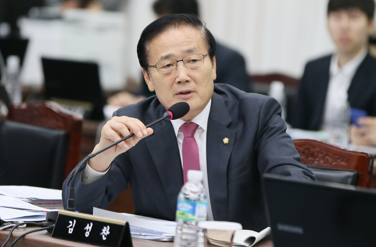 김성찬 자유한국당 의원이 지난달 15일 제주도청에서 열린 국회 농림축산식품해양수산위원회 국정감사에서 질의하고 있다. [연합]