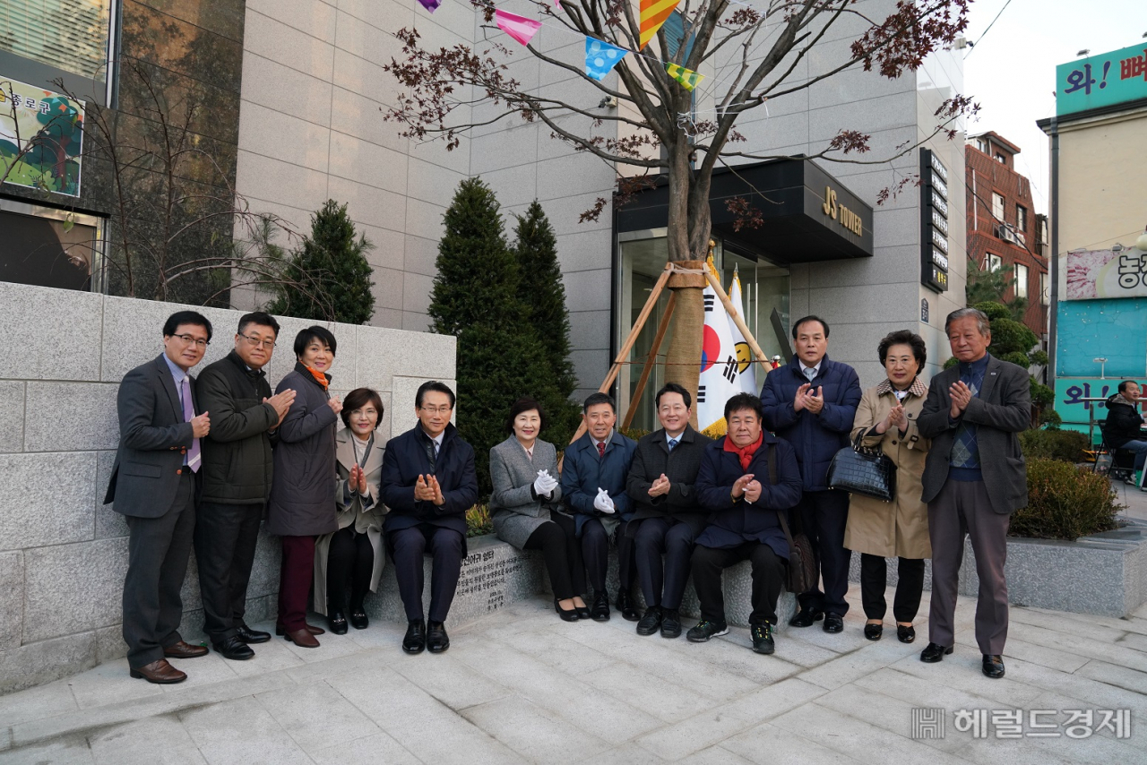 14일 창신어귀 쉼터에서 열린 개장식에서 내외빈들이 기념촬영을 하고 있다. [종로구 제공]