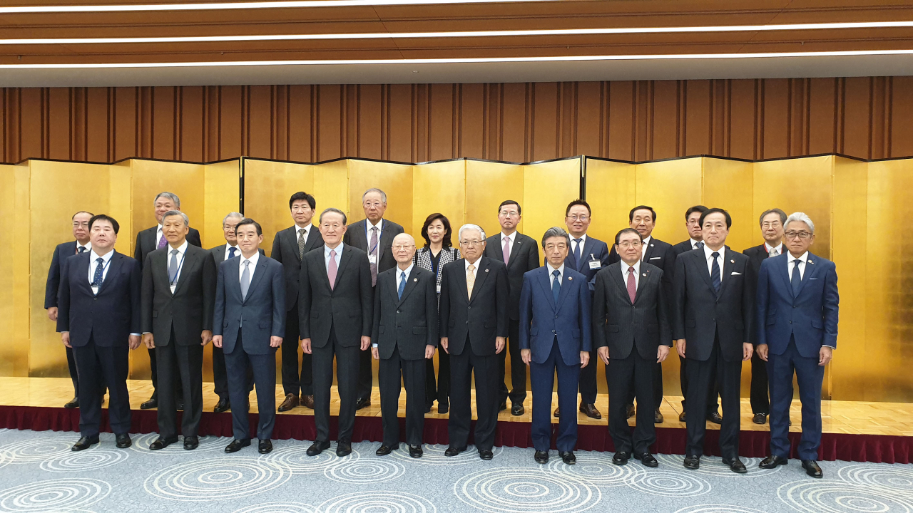 전경련은 일본경단련과 공동으로 15일 도쿄 경단련회관에서 제28회 한일재계회의(11.14~15, 도쿄 경단련회관)를 열어 얼어붙은 양국 경제관계의 정상화 방안과 미래지향적 한일 협력방안에 대해 논의했다. 앞줄 왼쪽부터 우오현 SM그룹 회장, 박영주 이건산업 회장, 김윤 삼양홀딩스 회장, 허창수 전경련 회장, 나카니시 히로아키 경단련 회장, 코가 노부유키 경단련 심의원회 의장(노무라홀딩스 회장), 야마니시 켄이치로 미쓰비씨전기 특별고문, 도쿠라 마사카츠 스미토모화학 회장, 사토 야스히로 미즈호금융그룹 회장, 코쿠부 후미야 마루베니 회장뒷줄 무쿠타 일본경단련 전무, 배상근 전경련 전무, 권태신 전경련 부회장, 이동훈 삼성디스플레이 사장, 류진 풍산 회장, 이어룡 대신금융그룹 회장, 임영진 신한카드 사장, 장용호 SK머티리얼즈 사장, 장희구 코오롱인더스트리 사장, 류두형 한화큐셀앤드첨단소재 사장, 구보타 마사카즈 일본경단련 사무총장 [전경련 제공]