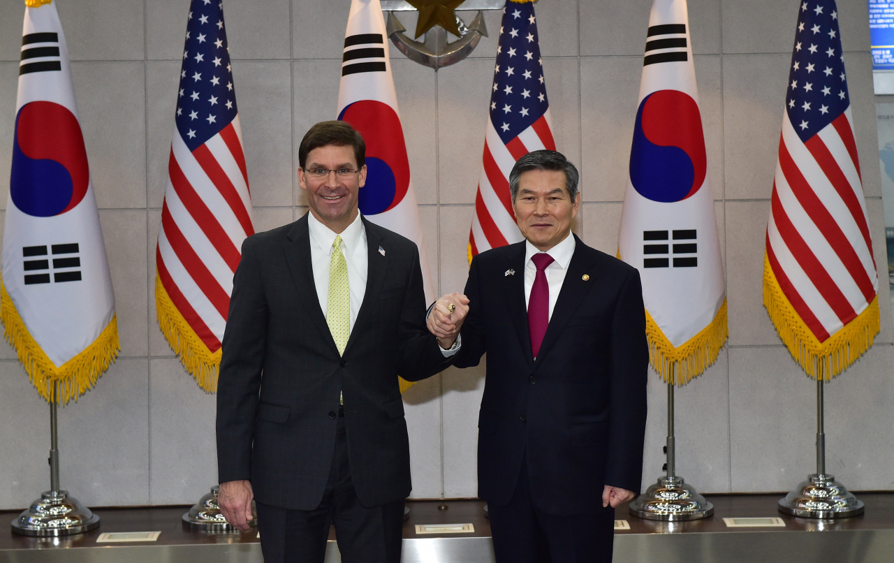 정경두 국방부 장관과 마크 에스퍼 미 국방부 장관이 15일 서울 국방부에서 열린 제51차 한미안보협의회(SCM)에 앞서 기념촬영을 하고 있다. [사진공동취재단]