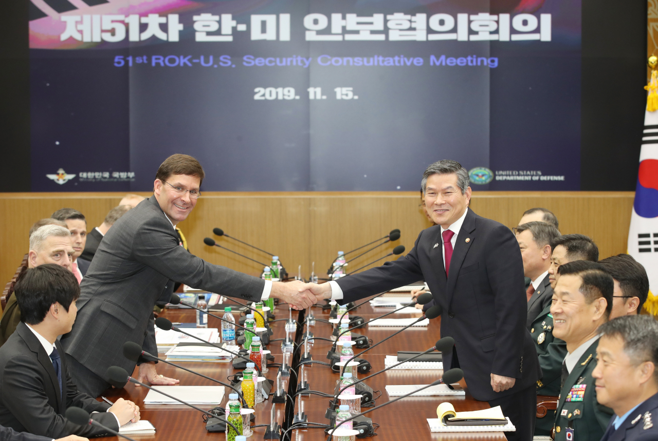 정경두 국방부 장관과 마크 에스퍼 미 국방부 장관이 15일 오전 서울 용산구 국방부 청사에서 제51차 안보협의회의(SCM)에서 악수하고 있다.[연합]