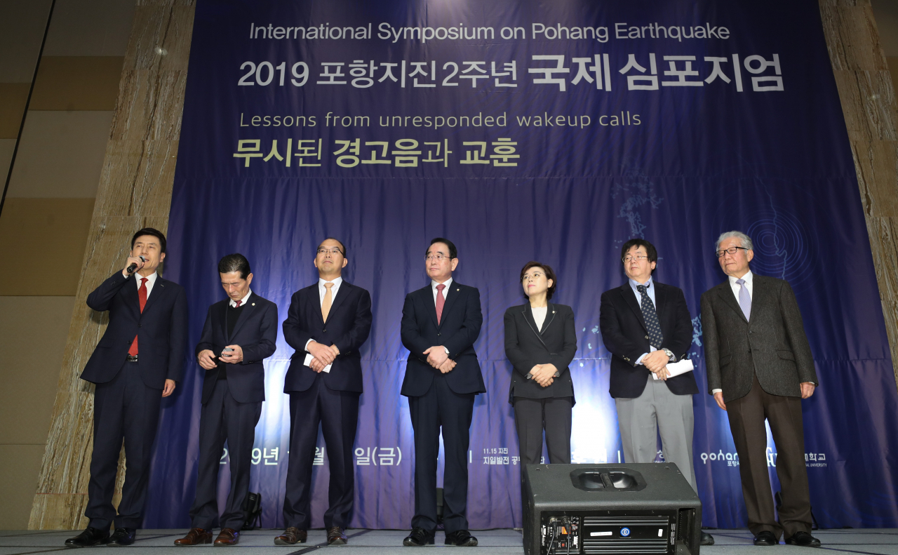 이강덕 포항시장(왼쪽)이 15일 서울 중구 밀레니엄 힐튼 호텔에서 열린 포항지진 2주년 국제심포지엄에서 인사말을 하는 모습 [연합]