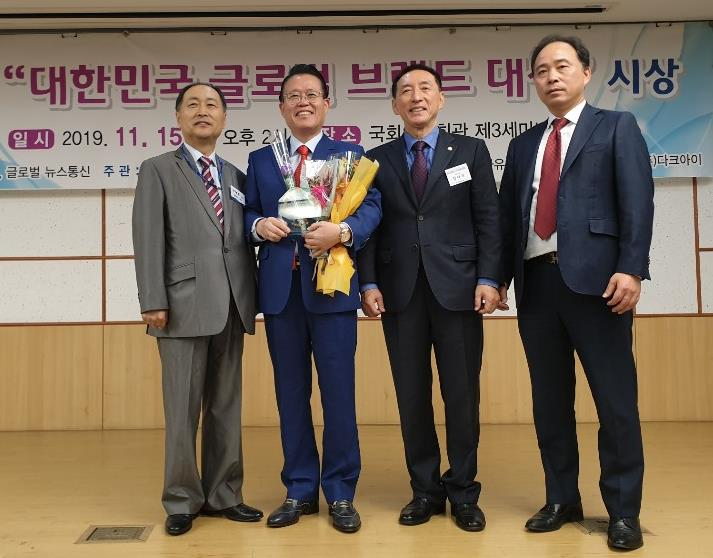 시상식에서 함께 사진을 찍은 권혁중 글로벌뉴스통신 대표와 권기식 한중도시우호협회장, 김석기 국회의원(정치부문 대상 수상자), 서강옥 한중도시우호협회 부회장.