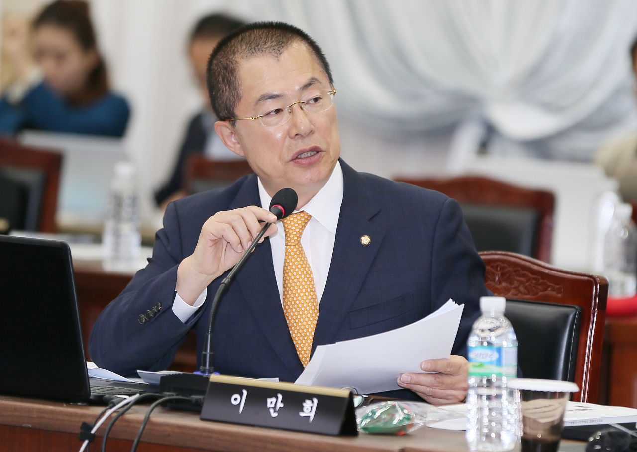자유한국당 이만희 의원이 15일 오전 제주도청에서 열린 국회 농림축산식품해양수산위원회 국정감사에서 질의하고 있다. [연합]