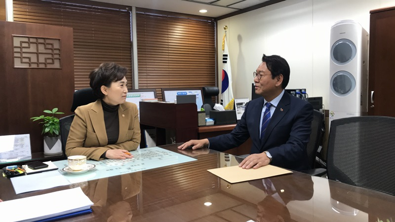 김교흥 위원장이 15일 김현미 국토부장관을 만나 광역급행철도(GTX-D) 신규 노선 건설 등에 대해 정부의 지원을 당부했다.