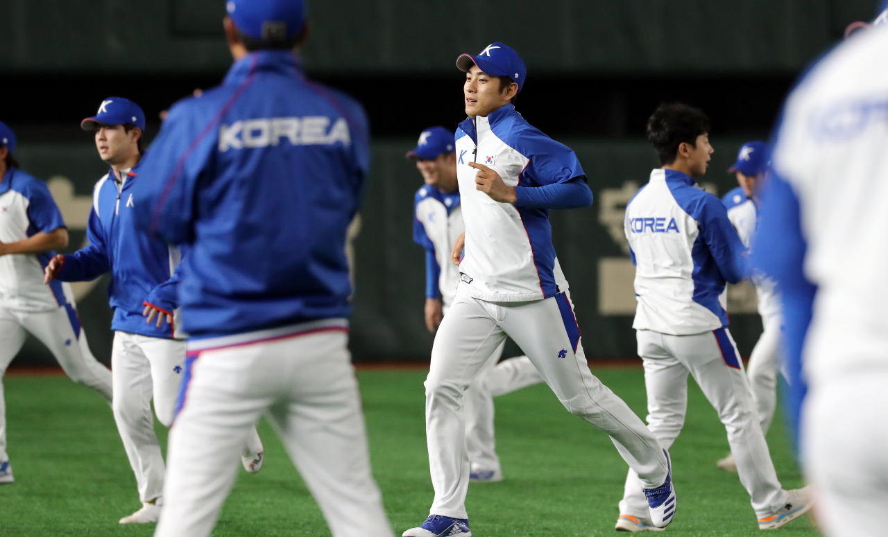 2019 세계야구소프트볼연맹(WBSC) 프리미어12 슈퍼라운드에 진출한 한국 야구 대표팀의 이정후가 멕시코전이 열리기 하루 전날인 14일 일본 도쿄돔에서 훈련하고 있다. [연합]