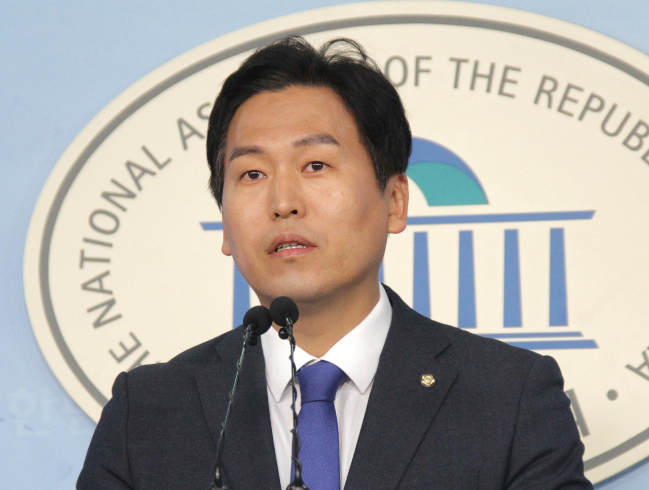 무소속 손금주 의원이 15일 오후 국회 정론관에서 더불어민주당 입당 허용 결정에 대한 입장을 밝히고 있다. 민주당 당원자격심사위원회는 이날 오후 여의도 당사에서 회의를 열고 손 의원의 입당을 허용하기로 의결했다고 밝혔다. 연합뉴스
