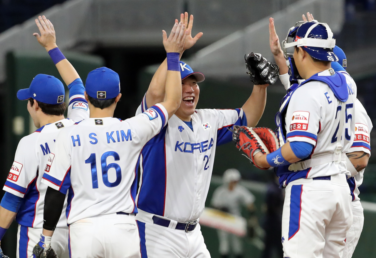 15일 일본 도쿄돔에서 열린 2019 세계야구소프트볼연맹(WBSC) 프리미어12 슈퍼라운드 멕시코와 한국의 경기에서 승리해 올림픽 출전을 확정지은 한국 야구대표팀이 경기 후 승리를 자축하고 있다. [연합]