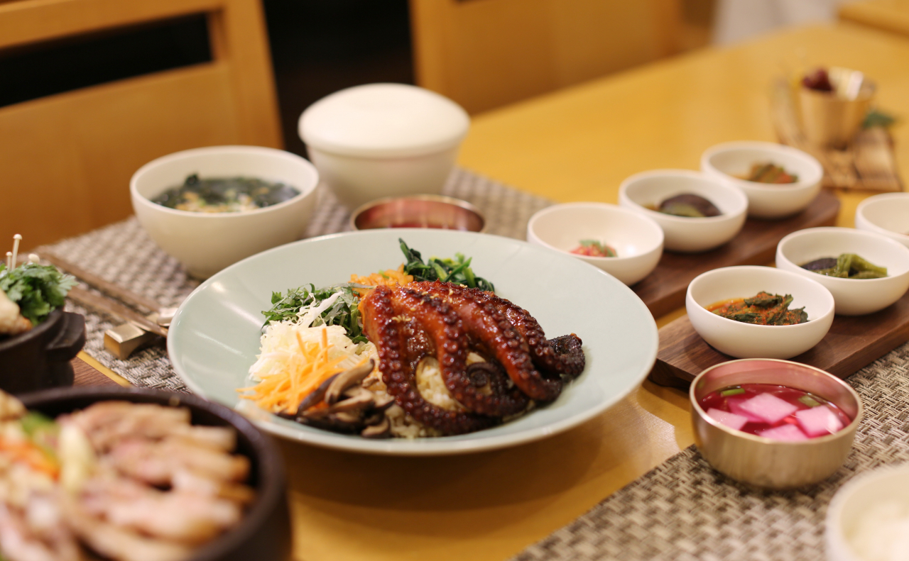 라마다플라자 제주호텔 내 제주 음식 다이닝 레스토랑인 탐모라의 물꾸럭 정식. [사진제공=라마다플라자 제주]